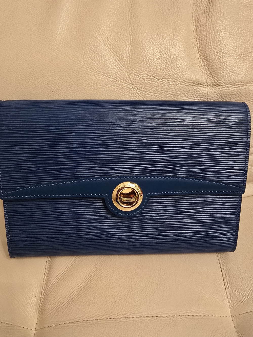 LOUIS VUITTON Epi Pochette
Arche Shoulder Bag Blue